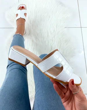 Mules blanches effet croco à larges brides et petits talons