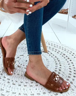 Mules en similicuir camel effet croco à détails dorés