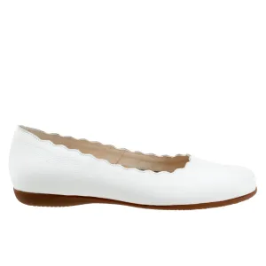 Trotters Sabine T2255-100 Womens White Leather Slip On Ballet Flats Shoes